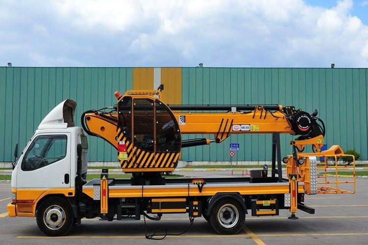 Sepetli Vinç ile Yüksekte Güvenli Çalışma Rehberi